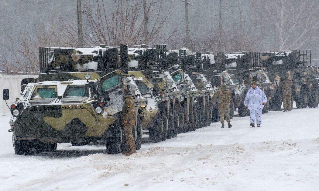 Một đơn vị quân đội Ukraine di chuyển qua làng Klugino-Bashkirivka ở vùng Kharkiv, Ukraine, hôm 31/1/2022 - Ảnh: Getty/CNBC.