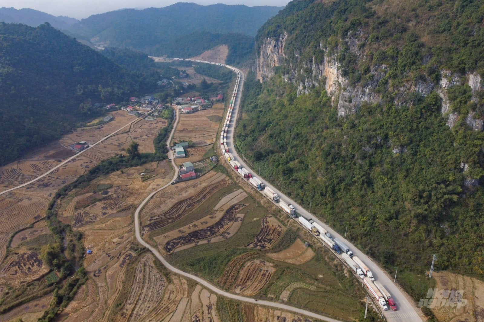 Cũng giống như s&acirc;n bay, cảng biển, cửa khẩu l&agrave; một hạ tầng hết sức trọng yếu trong chuỗi logistics quốc tế. C&aacute;c cửa khẩu bi&ecirc;n giới lại thường nằm ở địa h&igrave;nh n&uacute;i đồi, diện t&iacute;ch mặt bằng hạn chế. V&igrave; vậy, b&ecirc;n cạnh việc đầu tư mở rộng hạ tầng cửa khẩu, cần phải giảm tải cho cửa khẩu bằng việc x&acirc;y dựng hệ thống trung t&acirc;m logistics l&ugrave;i v&agrave;o trong nội địa.