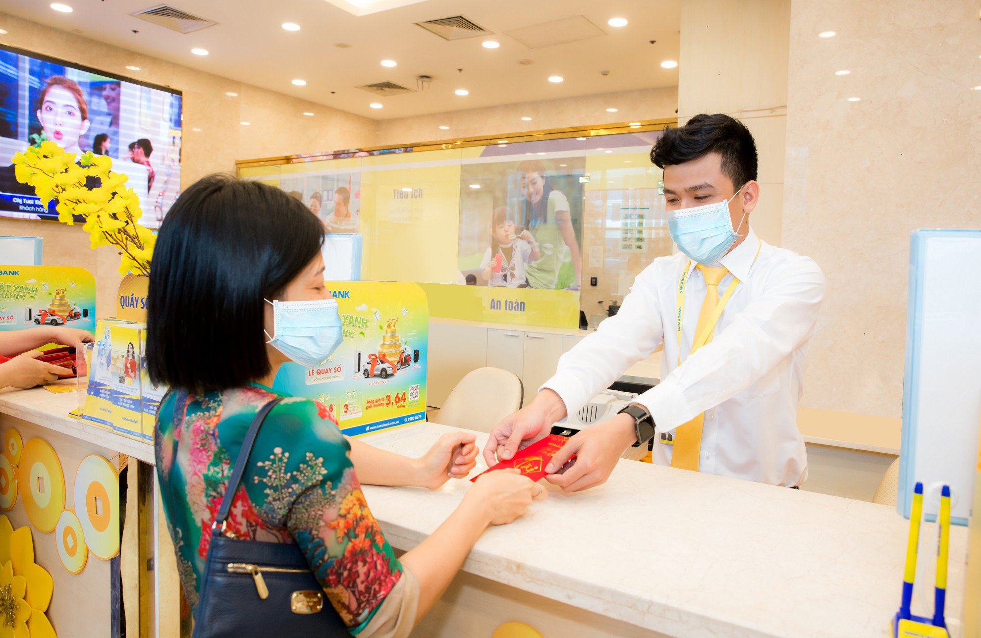 Khách hàng được nhận ngay lì xì may mắn khi giao dịch tại Nam A Bank.