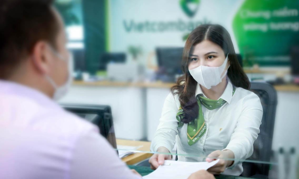 Khách hàng giao dịch tại Vietcombank.