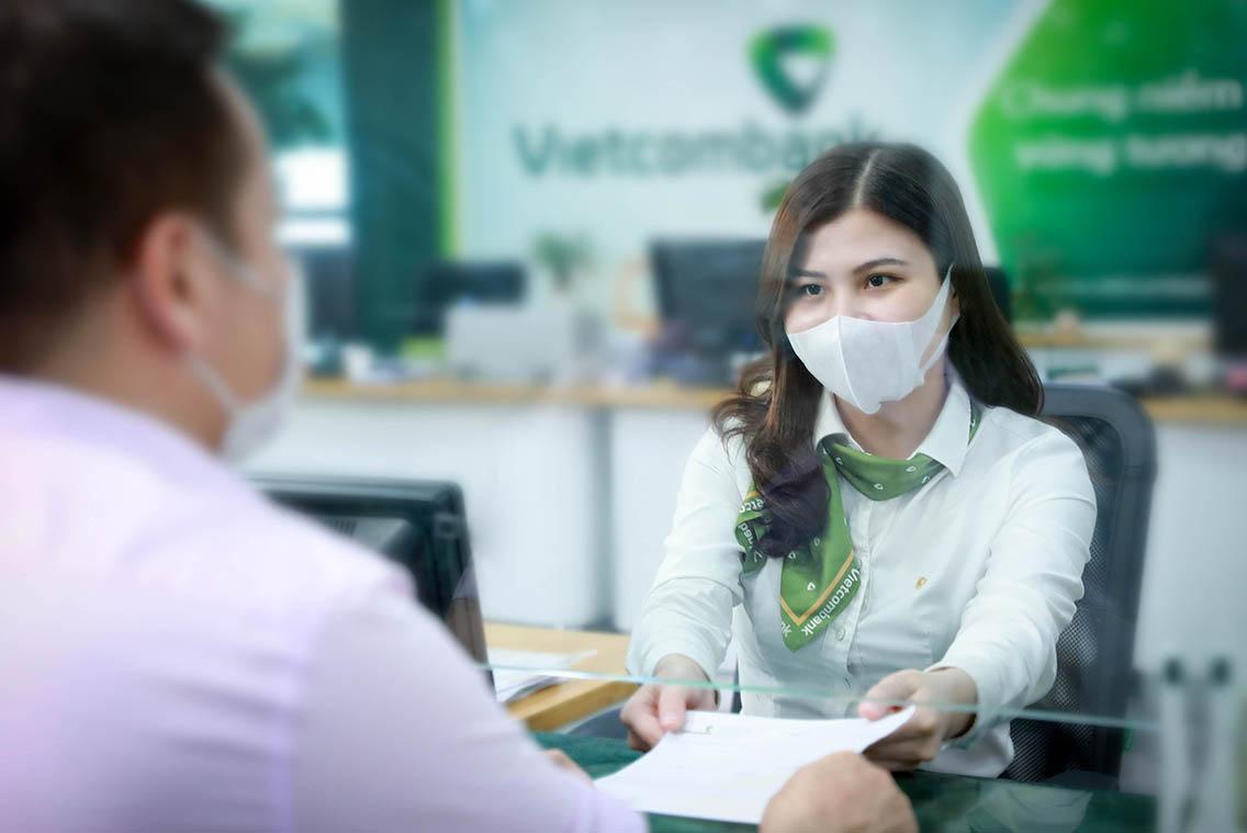 Khách hàng giao dịch tại Vietcombank.