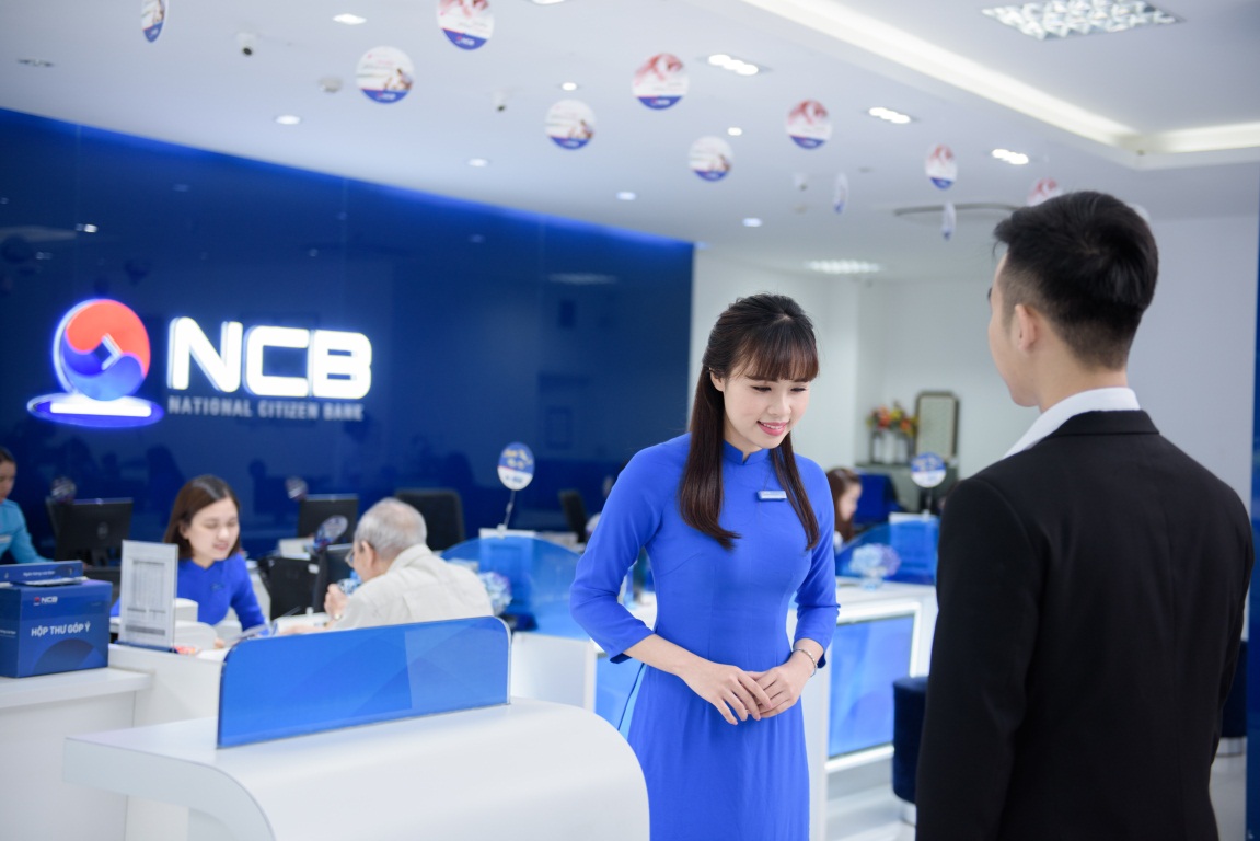 Khách hàng đến giao dịch đầu năm tại NCB.