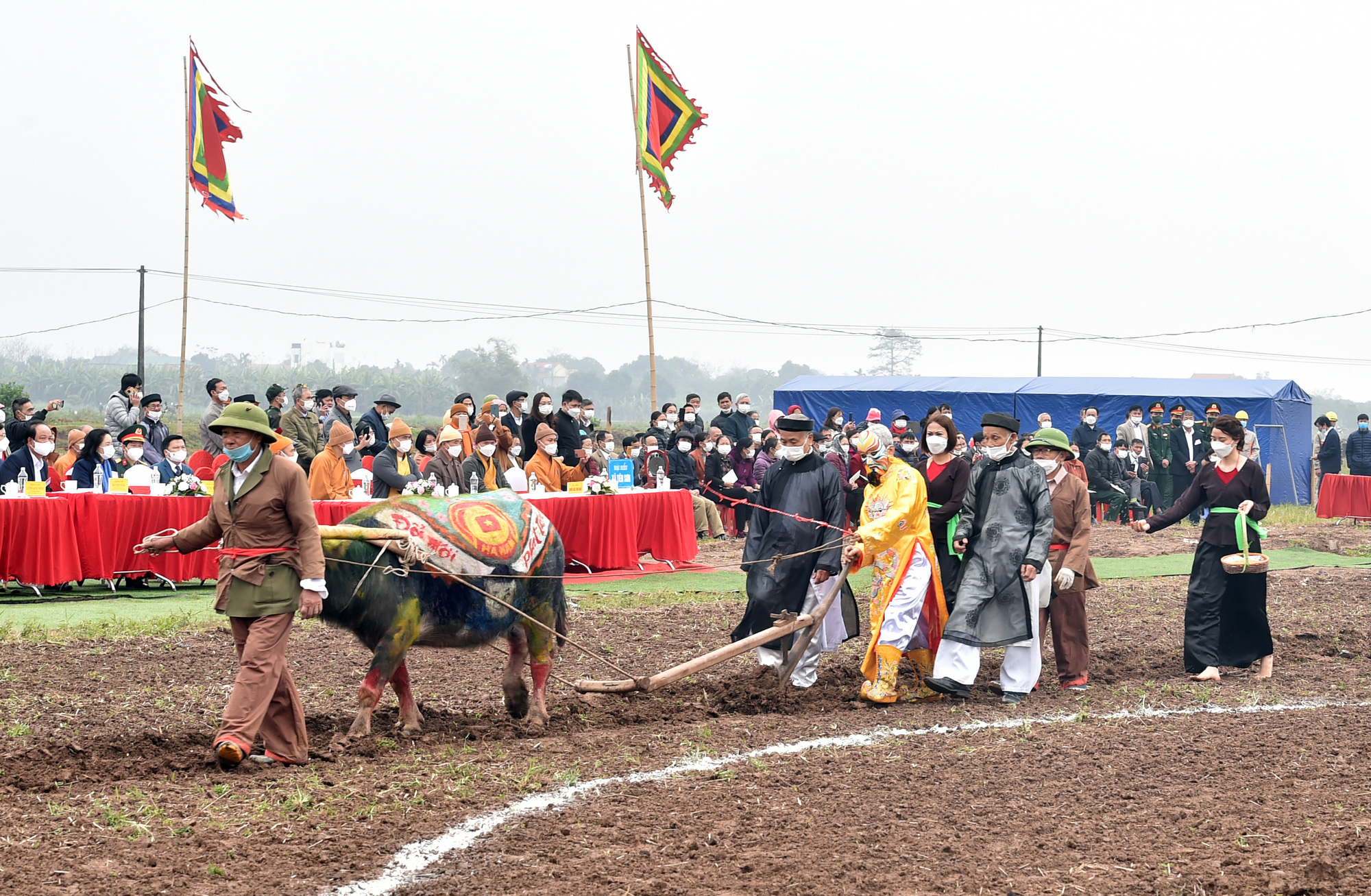 Buổi lễ t&aacute;i hiện cảnh Vua L&ecirc; Đại H&agrave;nh xuống ruộng c&agrave;y do b&ocirc; l&atilde;o trong l&agrave;ng thực hiện, theo sau l&agrave; c&aacute;c th&ocirc;n nữ đi gieo hạt giống - Ảnh: VGP/Đức Tu&acirc;n