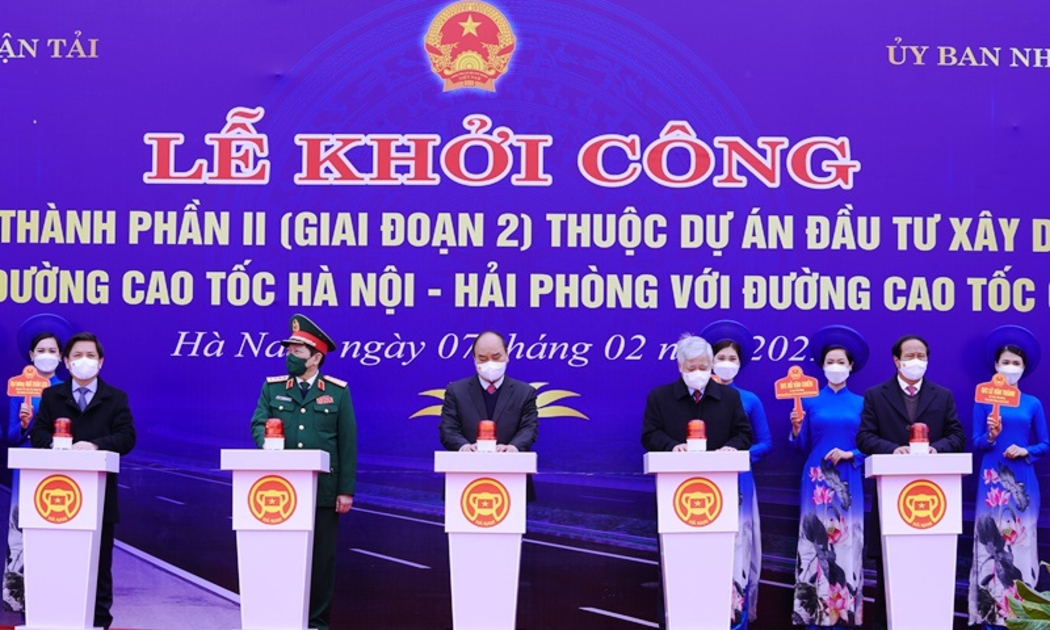 Chủ tịch nước Nguyễn Xuân Phúc, Bộ trưởng Bộ Giao thông vận tải Nguyễn Văn Thểvà các đại biểu nhấn nút khánh thành.