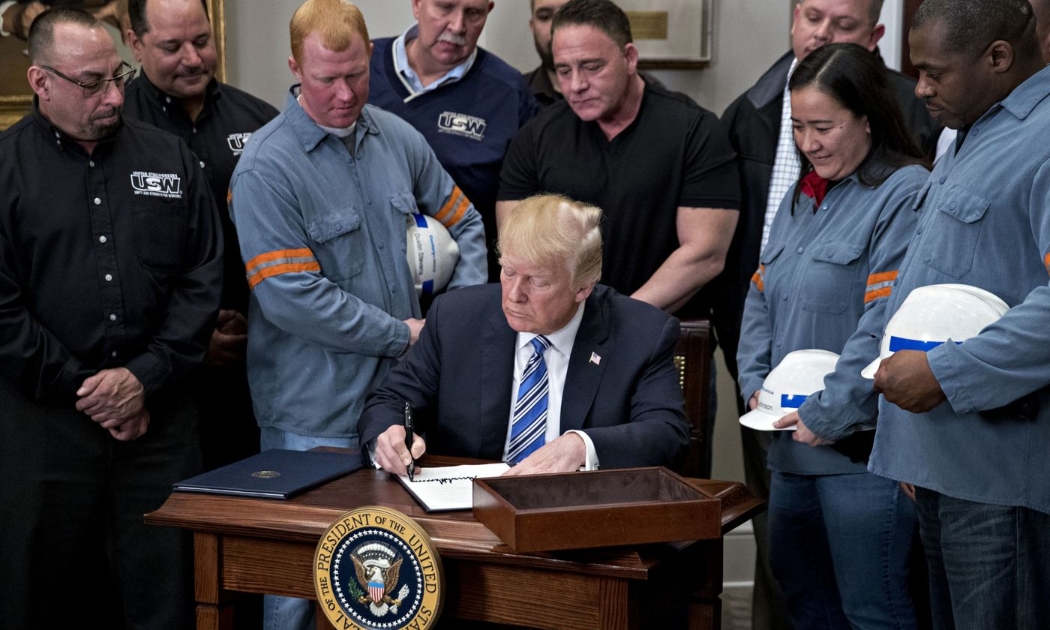 Tổng thống Mỹ Donald Trump ký quyết định áp thuế quan lên thép nhập khẩu vào Mỹ năm 2018 - Ảnh: Bloomberg.