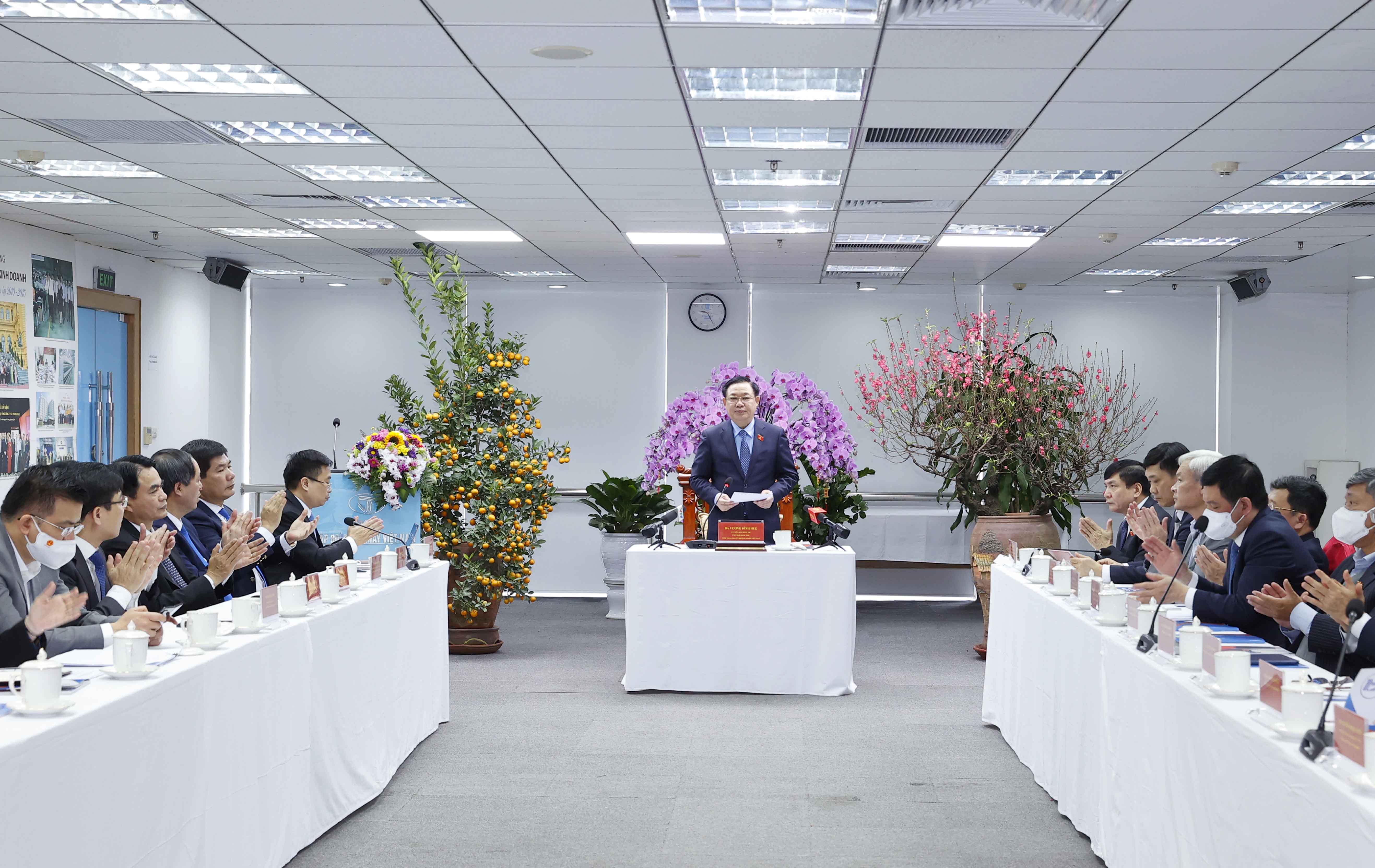 Chủ tịch Quốc hội Vương Đình Huệ đã tới thăm Tập đoàn Dệt may Việt Nam - Ảnh: Quochoi.vn