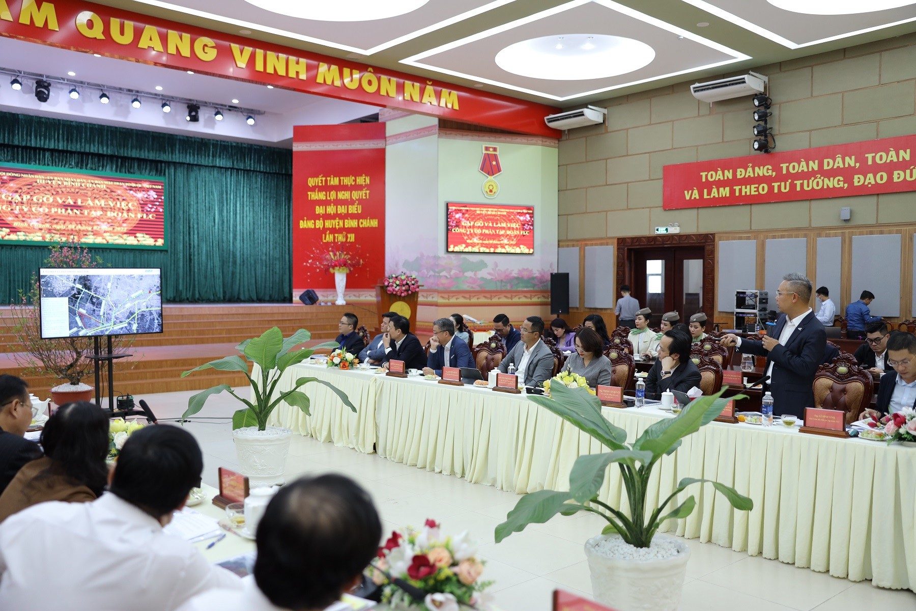 &Ocirc;ng Đặng Tất Thắng, Ph&oacute; Chủ tịch FLC b&aacute;o c&aacute;o về đề xuất dự &aacute;n quy m&ocirc; gần 1.200 ha của FLC tại B&igrave;nh Ch&aacute;nh.