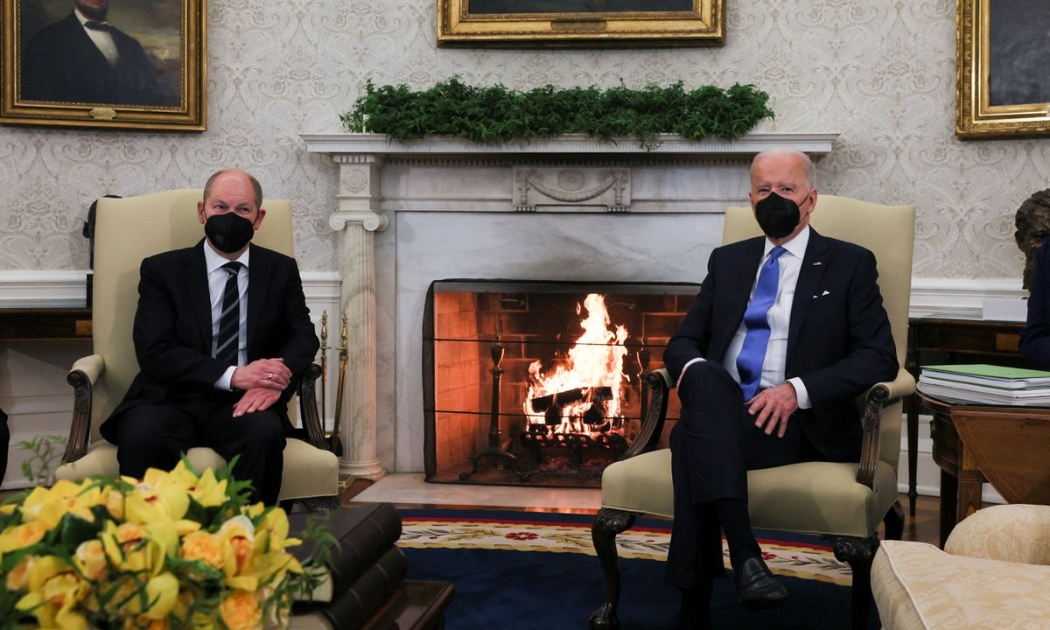 Tổng thống Mỹ Joe Biden (phải) và Thủ tướng Đức Olaf Scholz trong cuộc gặp tại Nhà Trắng ngày 7/2 - Ảnh: Reuters.