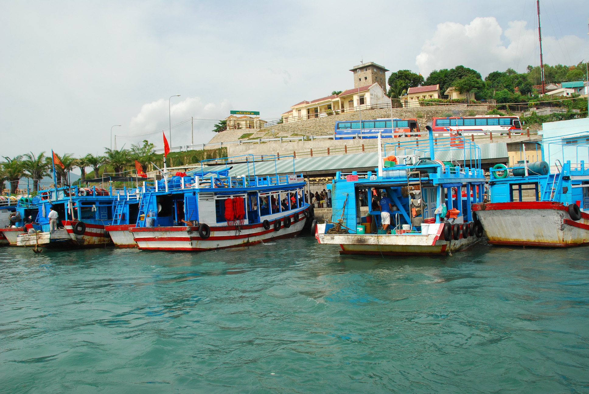 C&aacute;c hoạt động du lịch tại Kh&aacute;nh H&ograve;a đ&atilde; s&ocirc;i động trở lại sau 2 năm&nbsp;chịu ảnh hưởng nặng nề v&igrave; đại dịch.