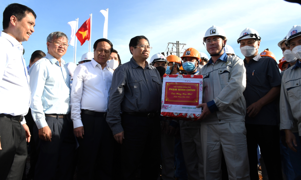 Thủ tướng Chính phủ tặng quà cho đơn vị thi công dự án Sân bay quốc tế Long Thành tại buổi thị sát đầu năm Nhâm Dần 2022.