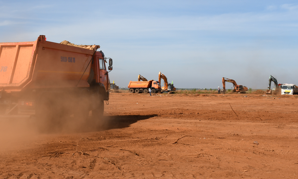 Dự &aacute;n s&acirc;n bay Long Th&agrave;nh đang được thi c&ocirc;ng g&oacute;i thầu san nền. Trong ảnh, thi c&ocirc;ng san nền khu vực x&acirc;y dựng nh&agrave; ga s&acirc;n bay - Ảnh: ĐN.