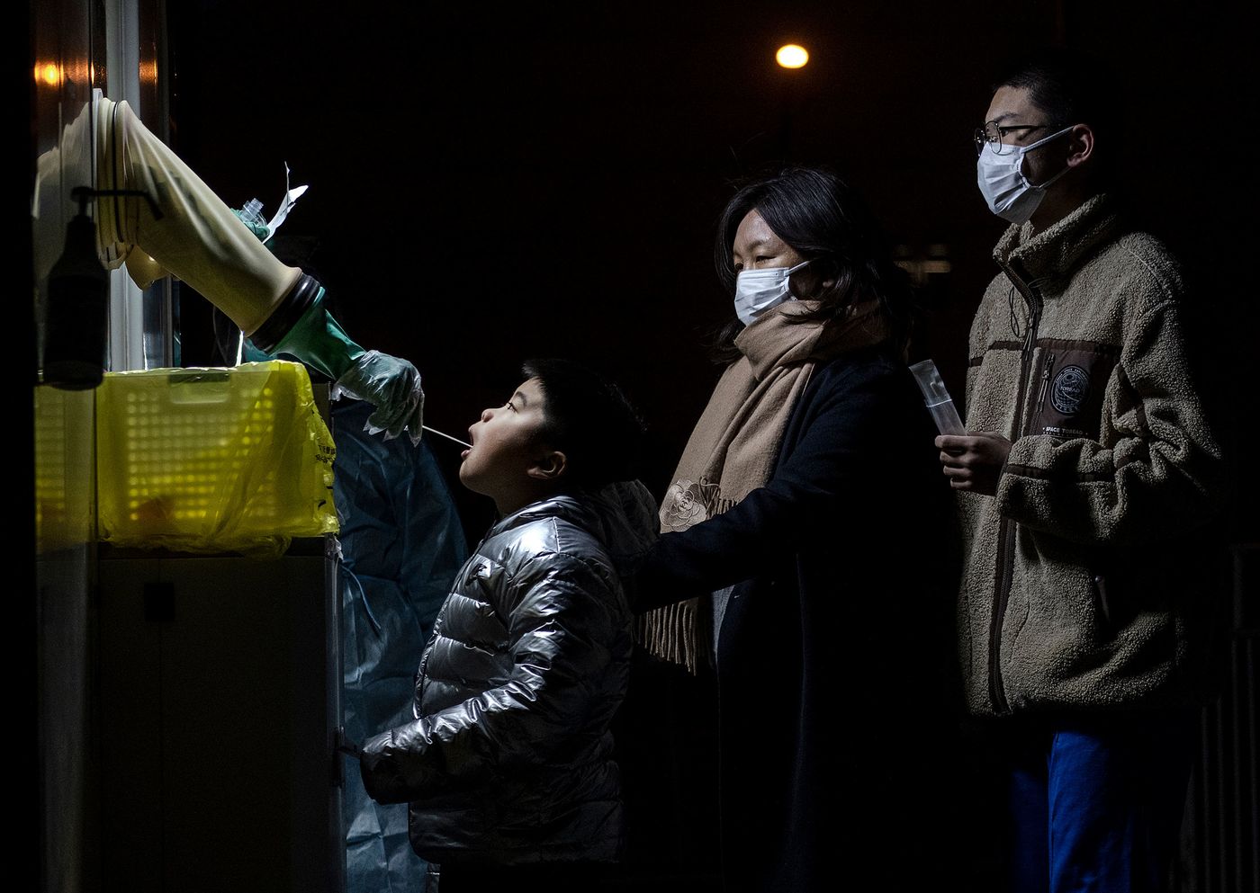 Một điểm test nhanh Covid-19 ở Bắc Kinh, Trung Quốc hôm 13/1 - Ảnh: Getty/Bloomberg.