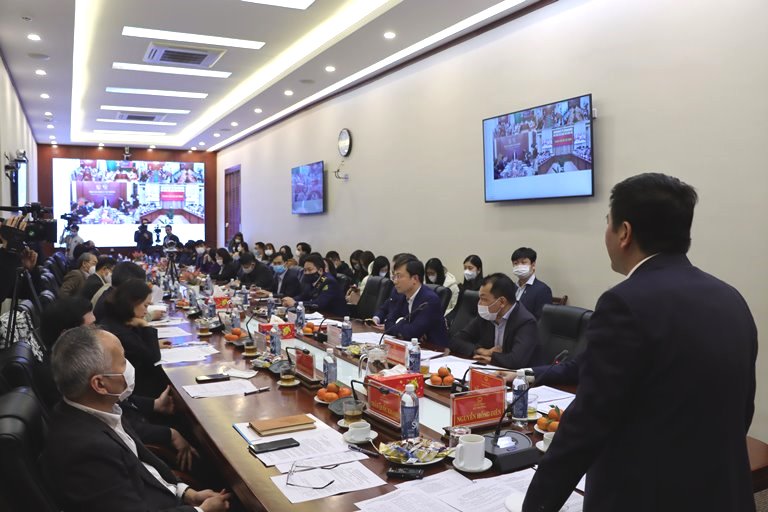 Ông Nguyễn Hồng Diên, Bộ trưởng Bộ Công Thương chỉ đạo cuộc họp ngày 9/2.