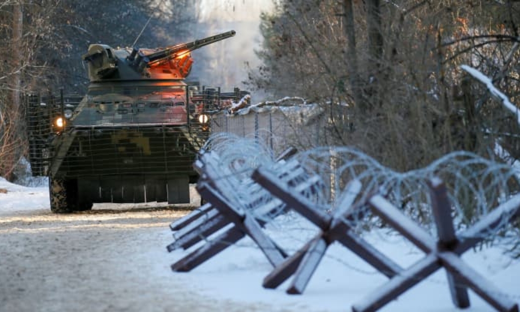 Xe quân sự của Ukraine trong một cuộc tập trận ở Pripyat hôm 4/2 - Ảnh: Reuters/CNBC.