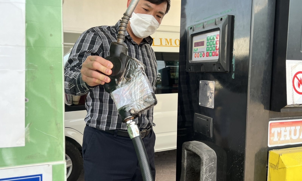 2 cây xăng vẫn còn tồn khoảng 7.000 lít xăng E5-RON92 trong bể chứa nhưng vẫn treo biển không bán.