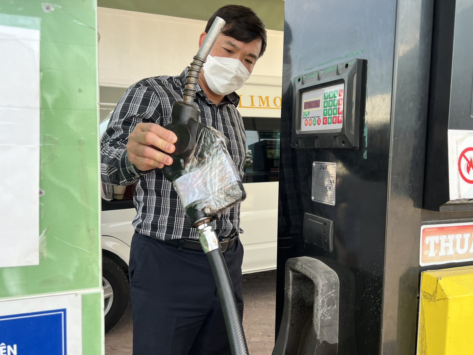 2 cây xăng vẫn còn tồn khoảng 7.000 lít xăng E5-RON92 trong bể chứa nhưng vẫn treo biển không bán.