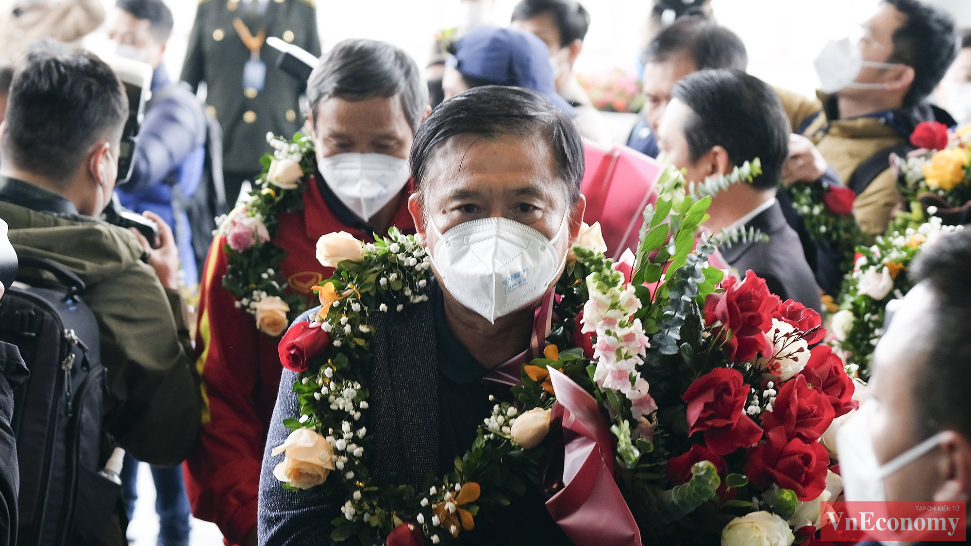 Ngay sau khi xuống s&acirc;n bay, tại Nh&agrave; kh&aacute;ch VIP A thuộc s&acirc;n bay Nội B&agrave;i đ&atilde; tổ chức nghi lễ ch&agrave;o đ&oacute;n cũng như tặng hoa cho đội tuyển sau th&agrave;nh t&iacute;ch gi&agrave;nh v&eacute; đến World Cup b&oacute;ng đ&aacute; nữ 2023.