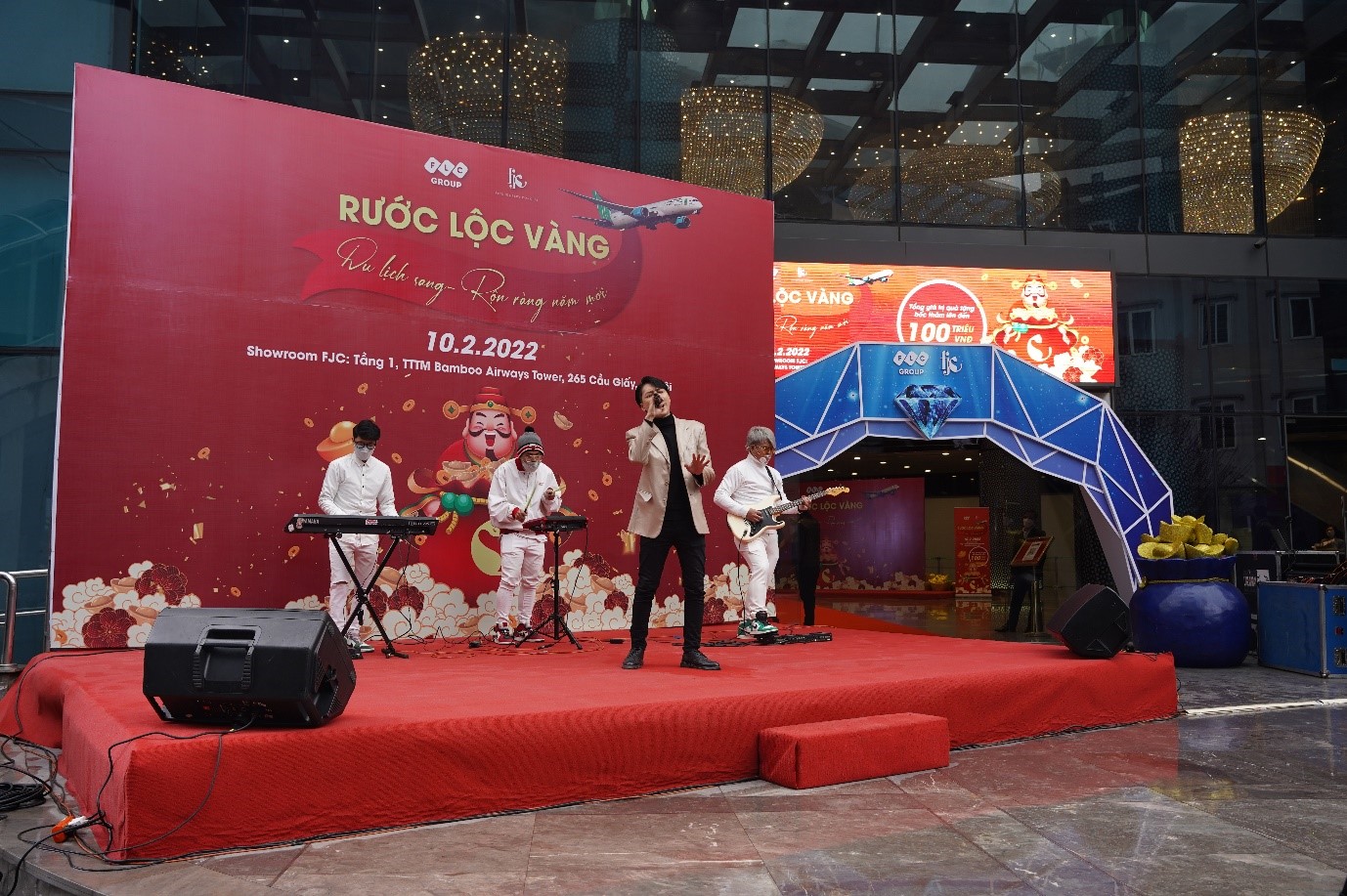 Tại sự kiện, ngo&agrave;i trải nghiệm mua sắm, kh&aacute;ch h&agrave;ng FJC thưởng thức chương tr&igrave;nh nghệ thuật đặc sắc v&agrave; nhiều hoạt động n&aacute;o nhiệt.