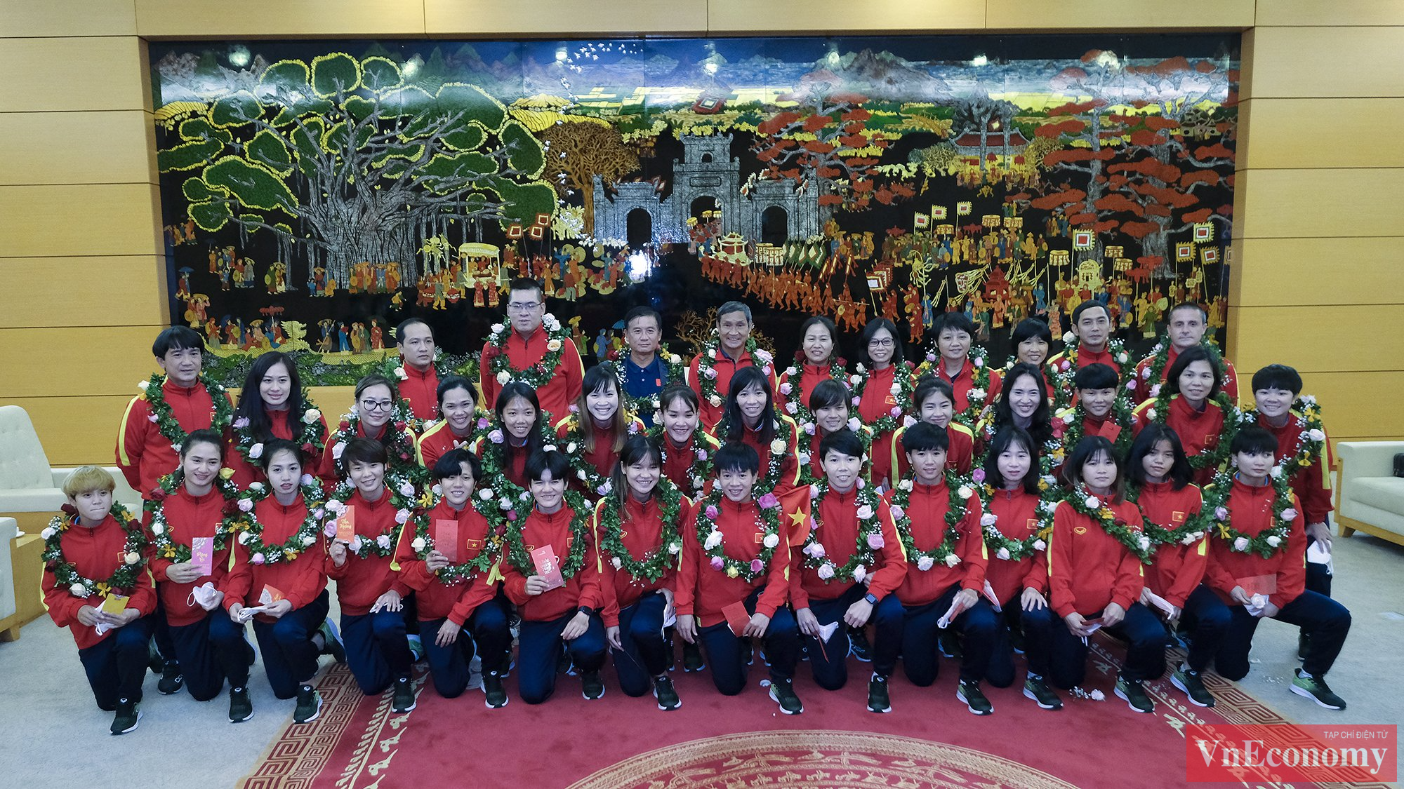 Nụ cười tươi r&oacute;i nở tr&ecirc;n m&ocirc;i những người h&ugrave;ng của đội tuyển b&oacute;ng đ&aacute; nữ Việt Nam.