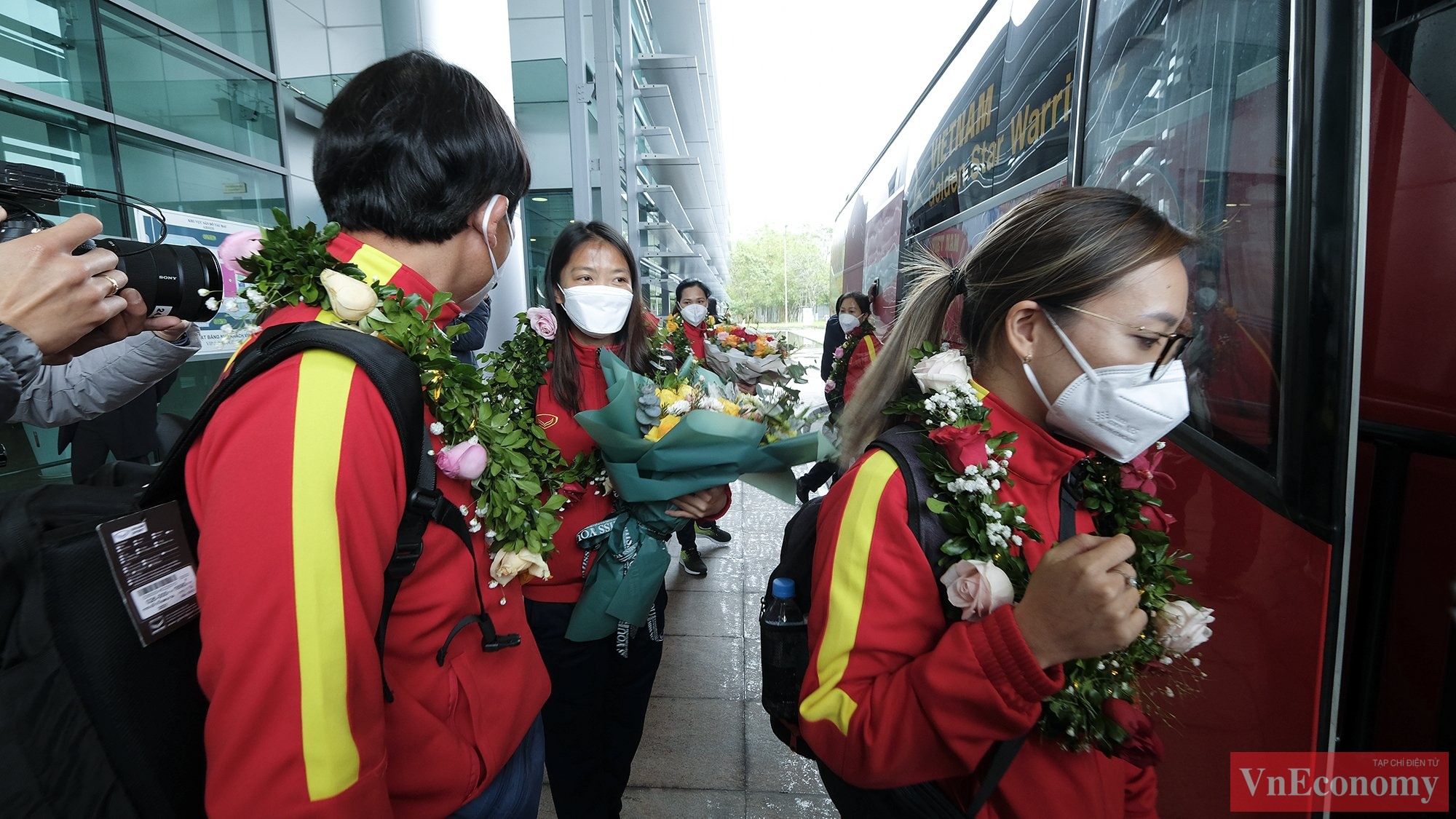 C&aacute;c cầu thủ vui vẻ đ&aacute;p ch&agrave;o người h&acirc;m mộ v&agrave; l&ecirc;n xe rời s&acirc;n bay để di chuyển về trụ sở VFF cho buổi họp b&aacute;o ch&iacute;nh thức v&agrave;o chiều nay.