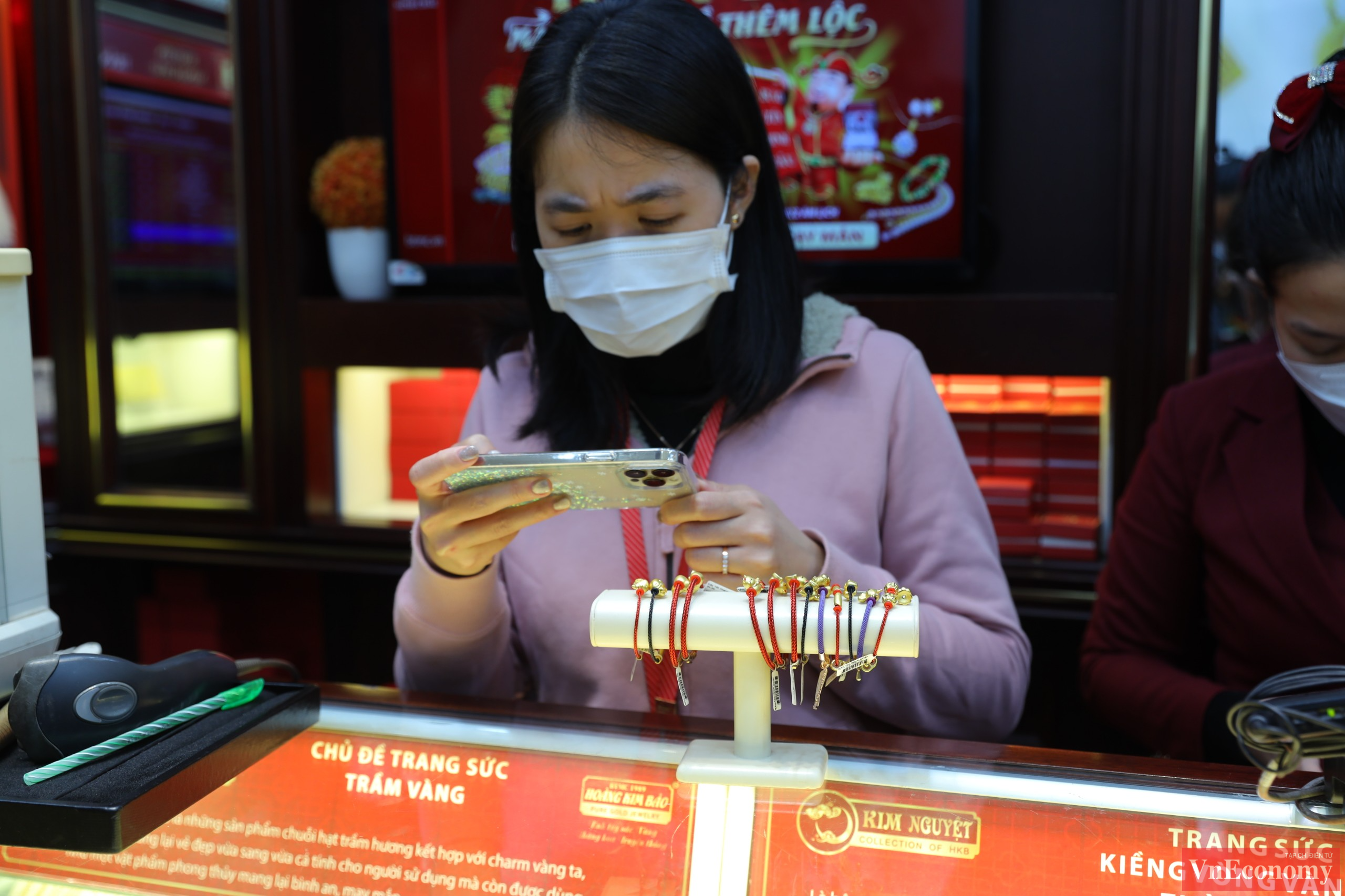 Theo giới chuyên gia, xét về khía cạnh kinh tế, người dân không nên mua vàng vào ngày này. Trong trường hợp muốn mua vì yếu tố tâm linh, người dân chỉ nên mua số lượng nhỏ để cầu may, tránh thua thiệt về sau.