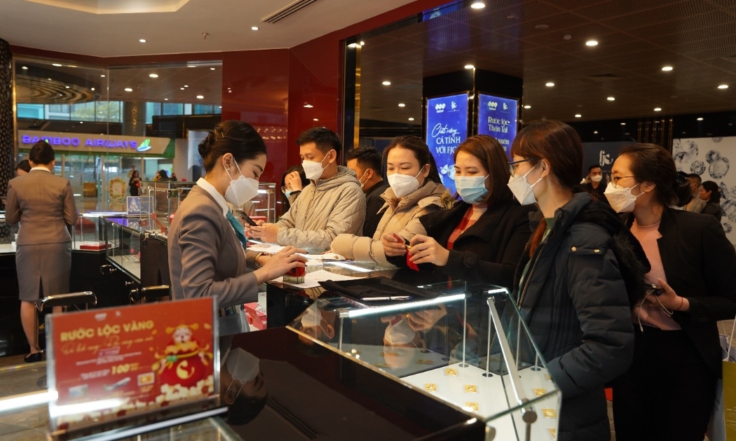 Đông đảo khách hàng tới tham quan và mua sắm tại Showroom FJC.