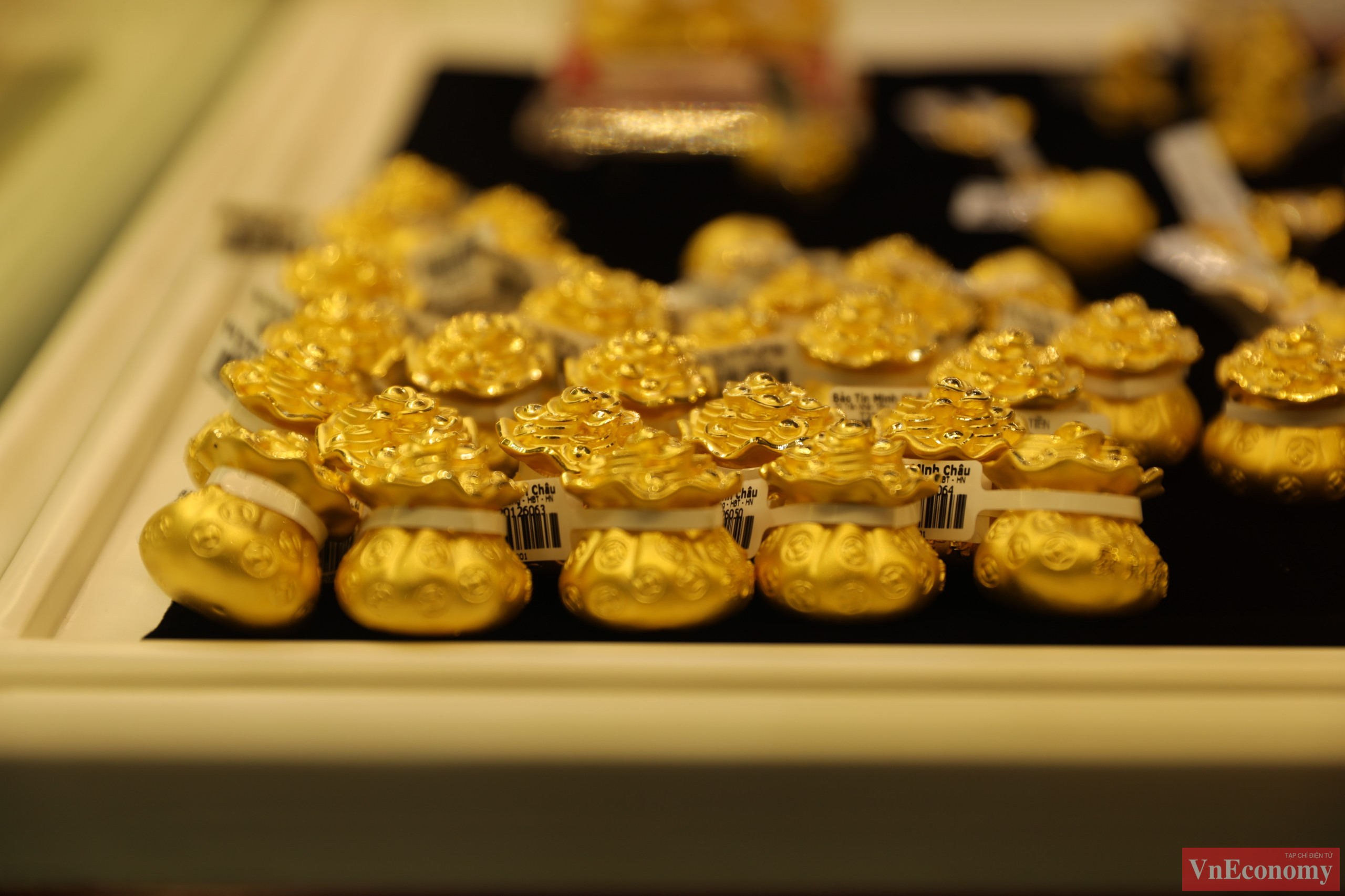 C&aacute;c sản phẩm như đồng xu v&agrave;ng mười hai con gi&aacute;p, v&agrave;ng miếng chạm h&igrave;nh linh vật, hũ v&agrave;ng nhỏ... được c&aacute;c cửa h&agrave;ng tung ra trong dịp n&agrave;y để phục vụ kh&aacute;ch h&agrave;ng.