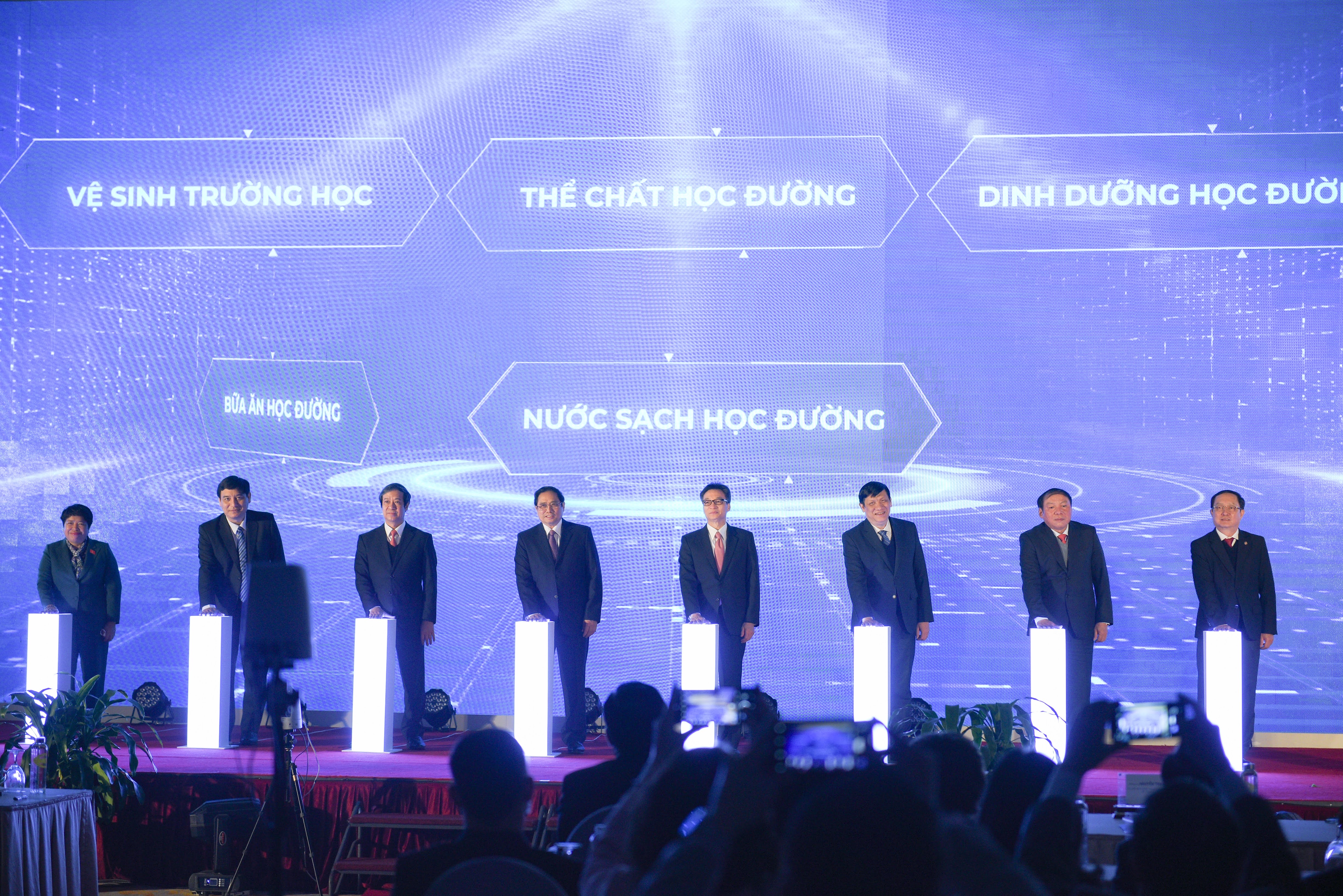 Thủ tướng Phạm Minh Chính, Phó Thủ tướng Vũ Đức Đam cùng lãnh  đạo các Ủy ban của Quốc hội và các Bộ nhấn nút công bố Chương trình sức khỏe học đường giai đoạn 2021-2025