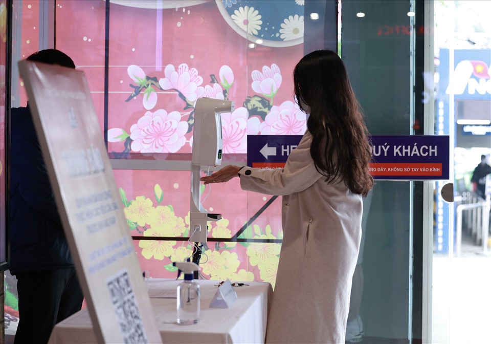 Khán giả đến xem phim được yêu cầu rửa tay, kiểm tra nhiệt độ và thực hiện 5K. Ảnh: Hải Nguyễn