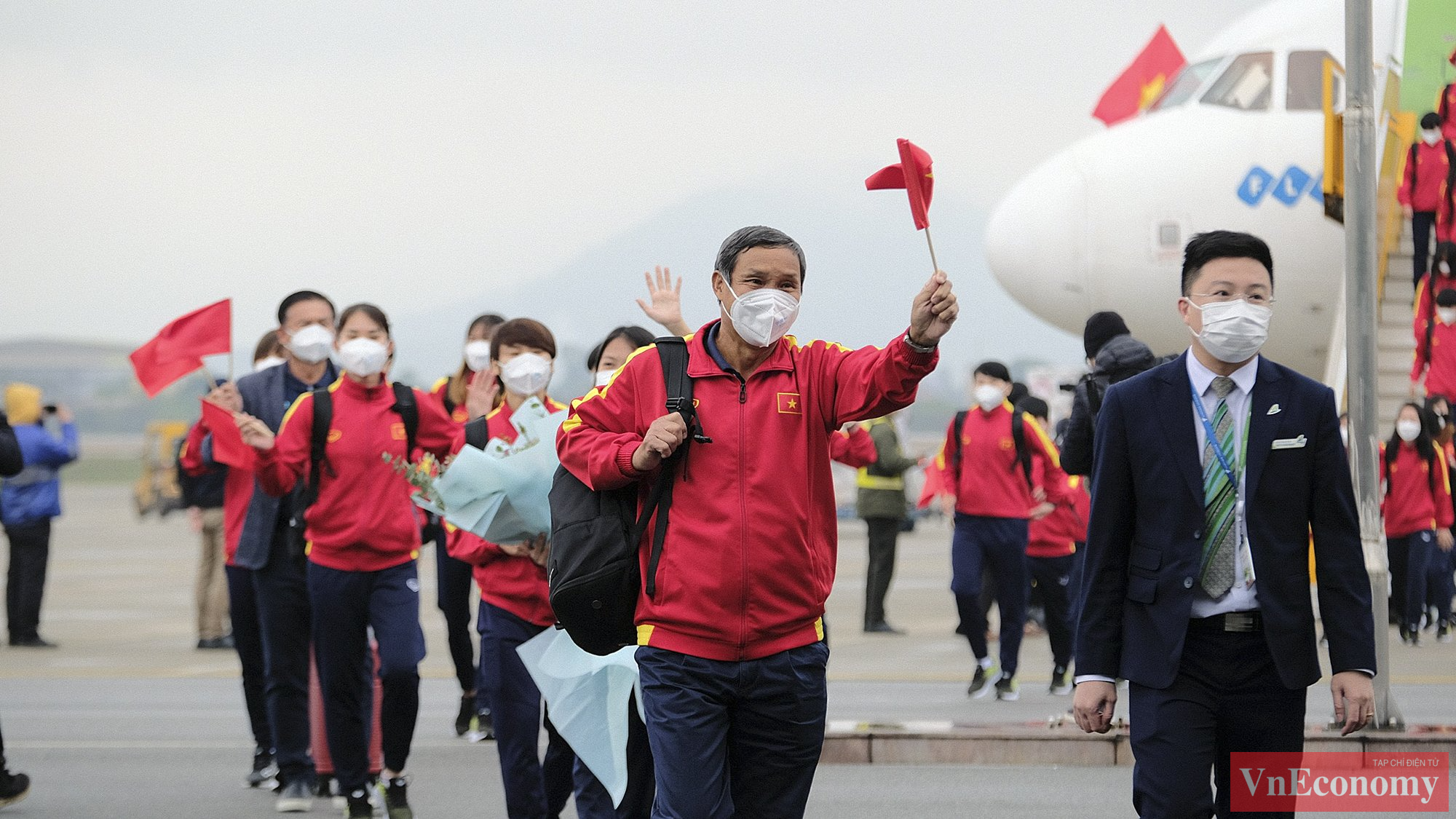 Thầy tr&ograve; huấn luyện vi&ecirc;n Mai Đức Chung nhận sự đ&oacute;n tiếp nồng nhiệt của Thứ trưởng Bộ Văn h&oacute;a Thể thao v&agrave; Du lịch Ho&agrave;ng Đạo Cương, Ph&oacute; tổng cục trưởng phụ tr&aacute;ch Thể dục Thể thao Trần Đức Phấn v&agrave; c&aacute;c l&atilde;nh đạo của Li&ecirc;n đo&agrave;n B&oacute;ng đ&aacute; Việt Nam (VFF).