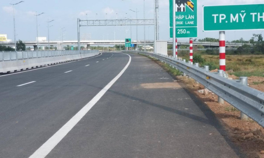 Dự án cao tốc Mỹ Thuận - Trung Lương vừa thông xe kỹ thuật vào tháng 01/2022, là một trong bảy dự án cao tốc vùng đồng bằng sông Cửu Long, trong đó có cao tốc Châu Đốc - Cần Thơ - Sóc Trăng sắp được triển khai.