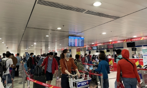 Tần suất bay tăng vọt, hành khách vẫn khổ sở vì trễ chuyến