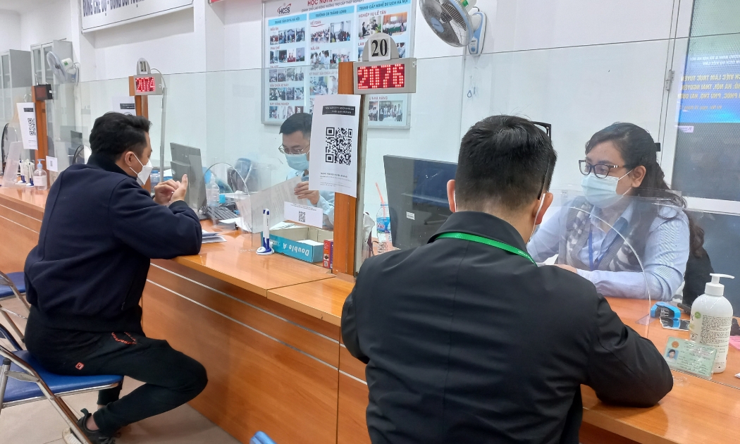 Người lao động làm thủ tục hưởng trợ cấp thất nghiệp. Ảnh - Nhật Dương. 