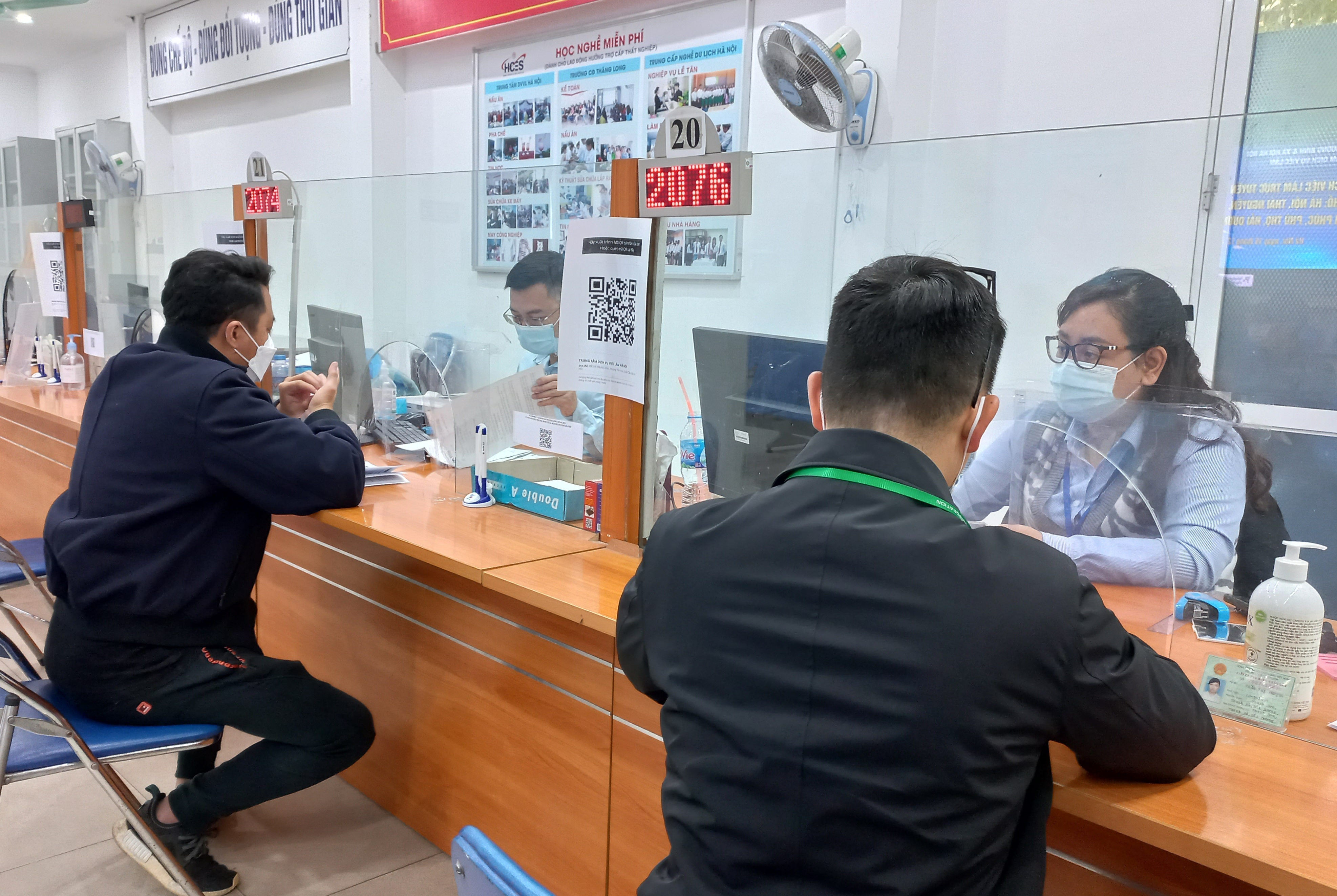 Người lao động làm thủ tục hưởng trợ cấp thất nghiệp. Ảnh - Nhật Dương. 