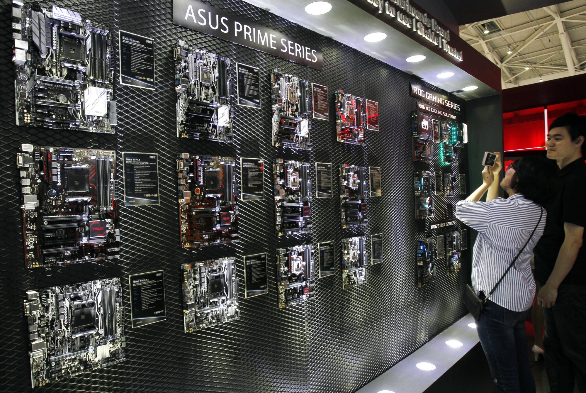 Triển l&atilde;m về c&aacute;c sản phẩm m&aacute;y t&iacute;nh mới tại Đ&agrave;i Bắc năm 2017 - Ảnh: AP