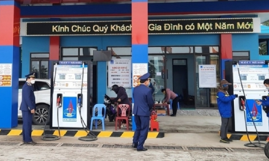 Quản lý thị trường tăng cường kiểm tra, xử lý vi phạm trong kinh doanh xăng dầu.