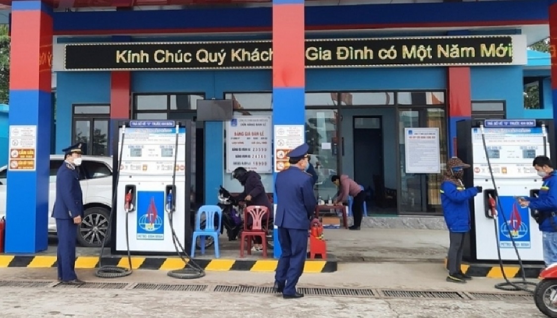 Quản lý thị trường tăng cường kiểm tra, xử lý vi phạm trong kinh doanh xăng dầu.