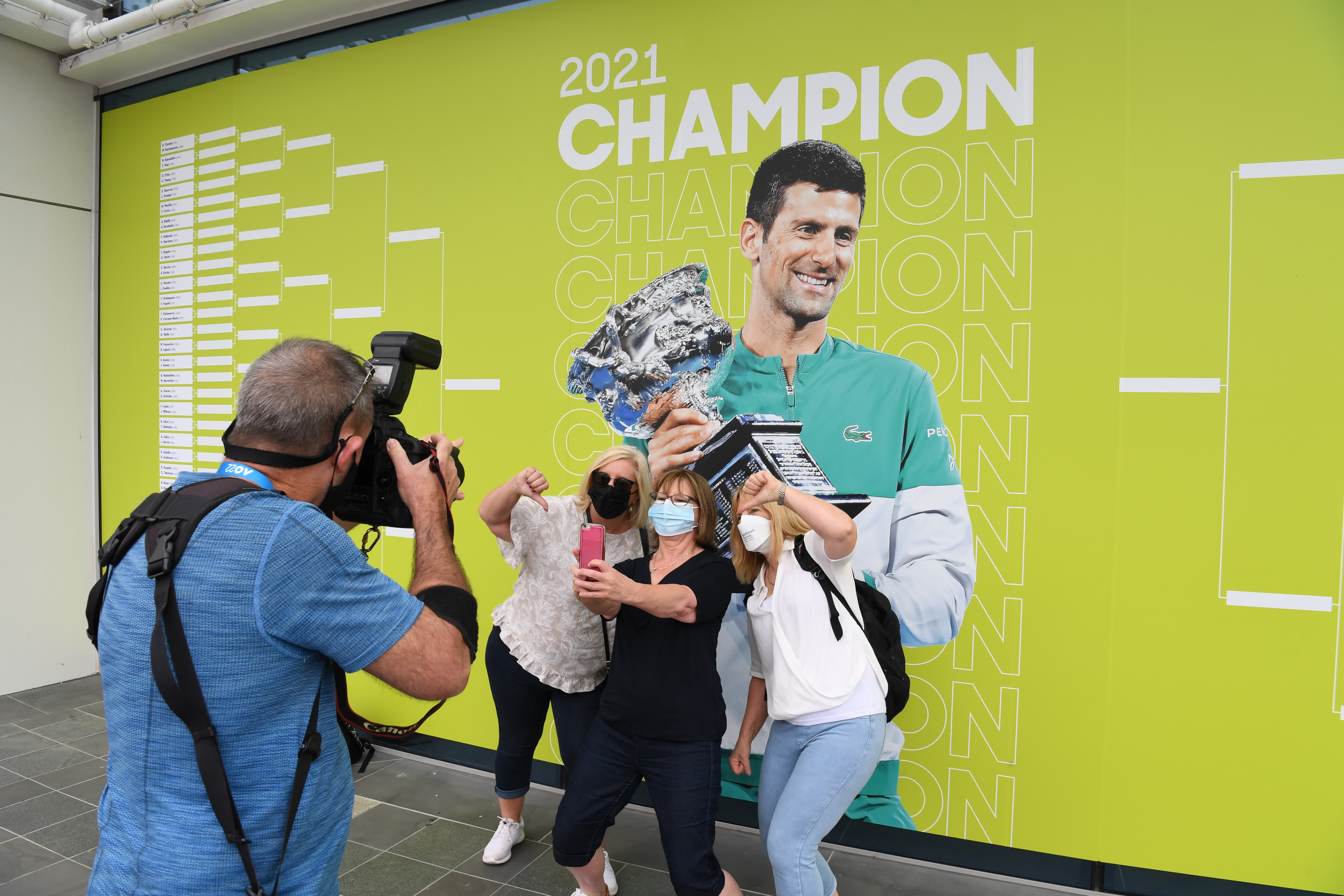 Kh&aacute;ch quốc tế đến Australia phải ti&ecirc;m vaccine Covid-19 - y&ecirc;u cầu được nhấn mạnh bởi vụ trục xuất ng&ocirc;i sao quần vợt Novak Djokovic v&agrave;o th&aacute;ng trước - Ảnh: Getty Images