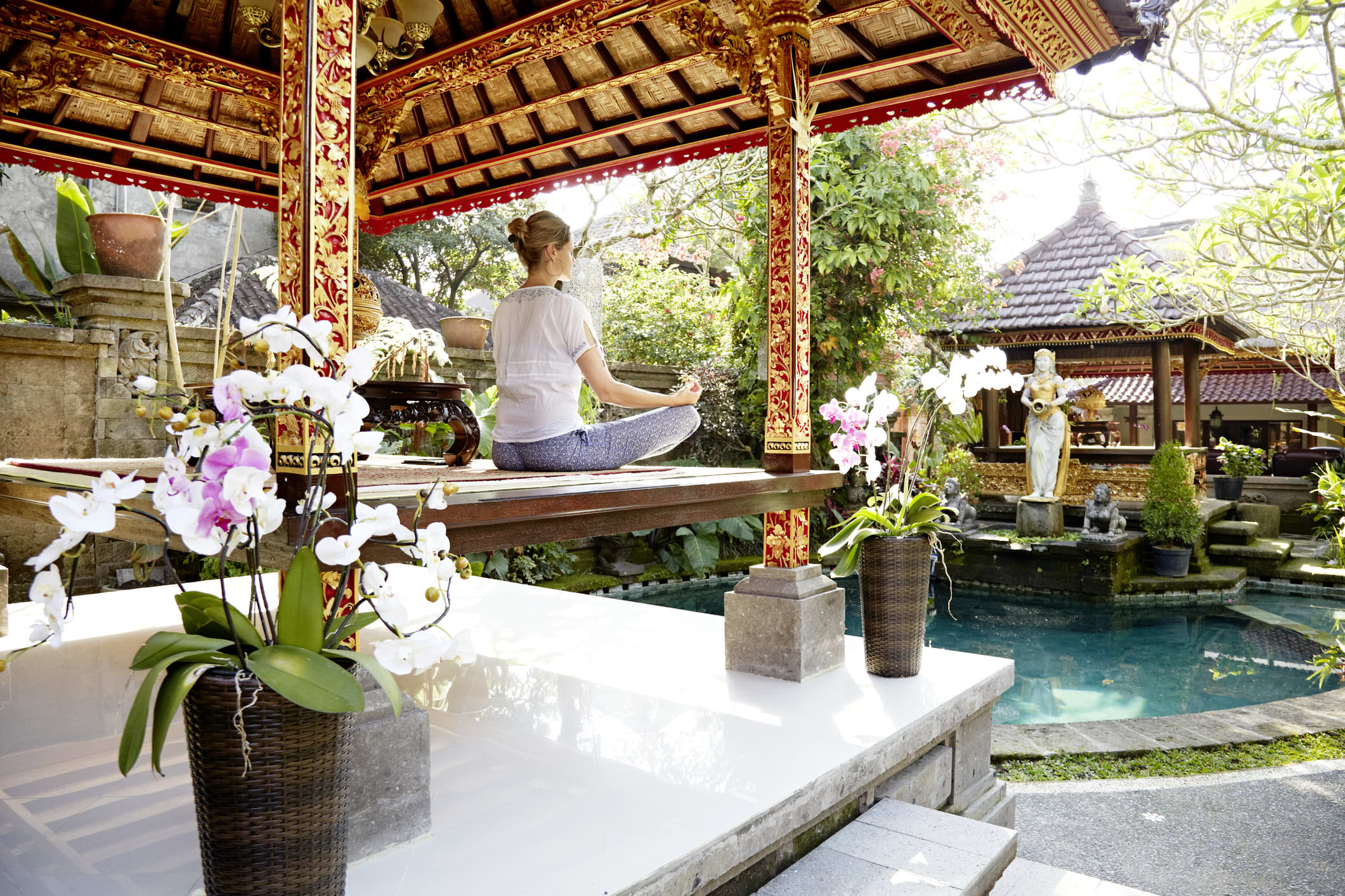 Một nữ du kh&aacute;ch ngồi thiền ở Bali, Indonesia - Ảnh: Getty Images