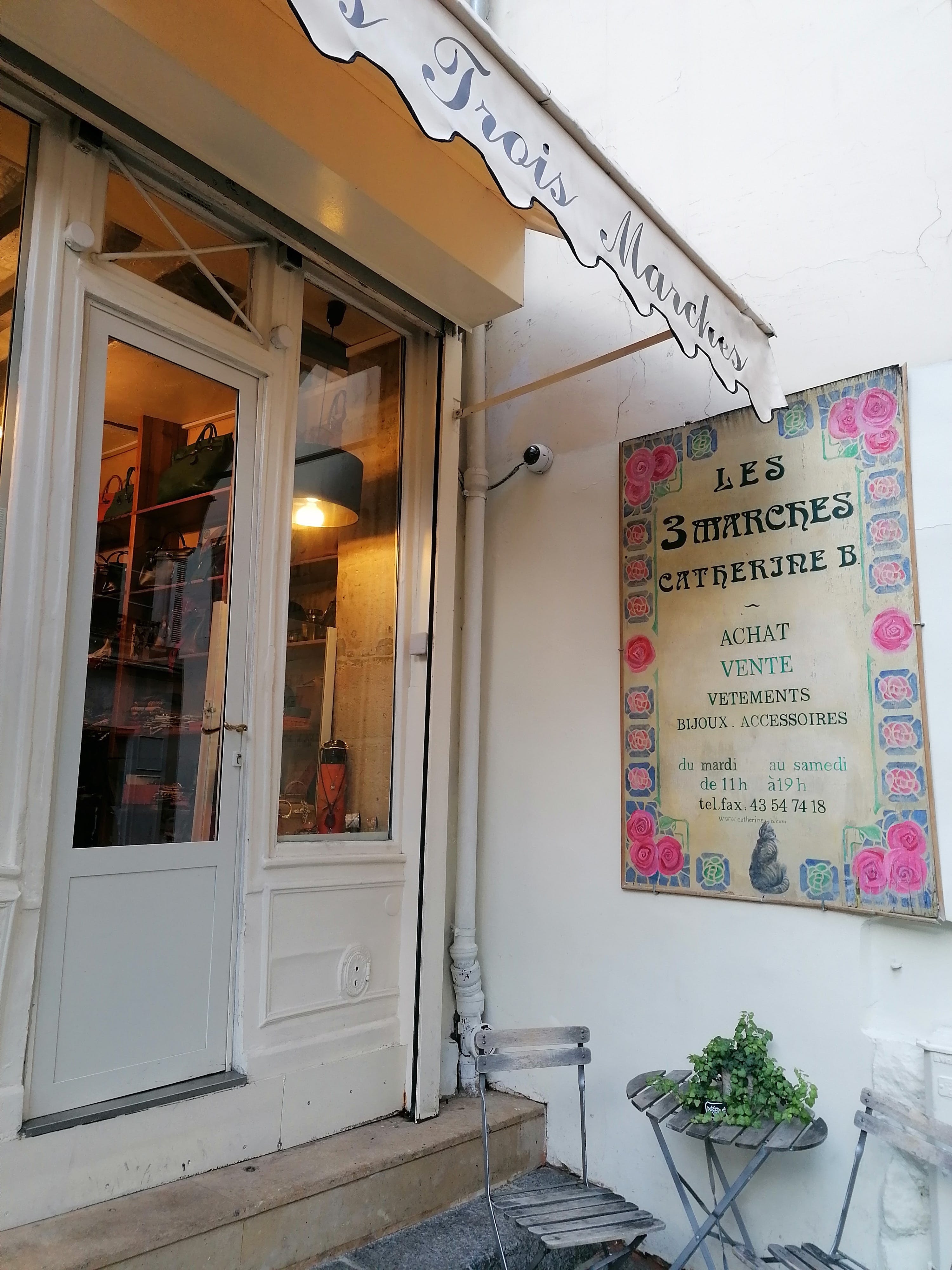 Cửa h&agrave;ng Les 3 Marches của nh&agrave; sưu tập thời trang Catherine B nằm ở quận Saint-Germain-des-Pr&eacute;s, Paris.