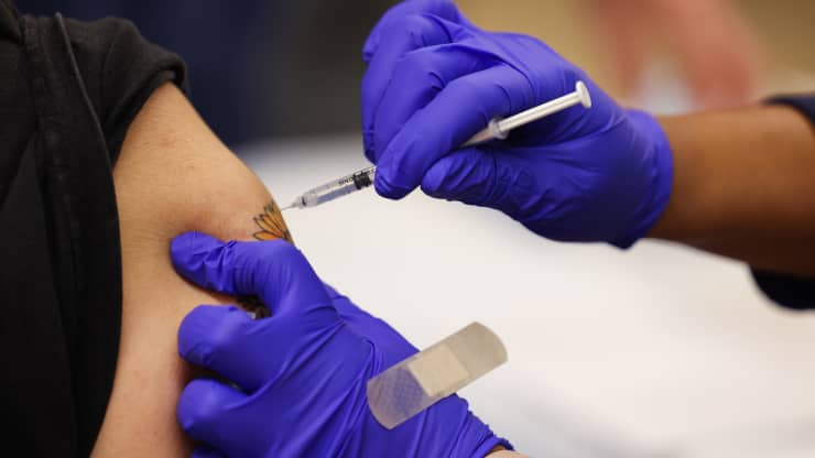 Tiêm vaccine Covid-19 ở Freeport, New York, Mỹ hôm 30/22/2021 - Ảnh: Getty.