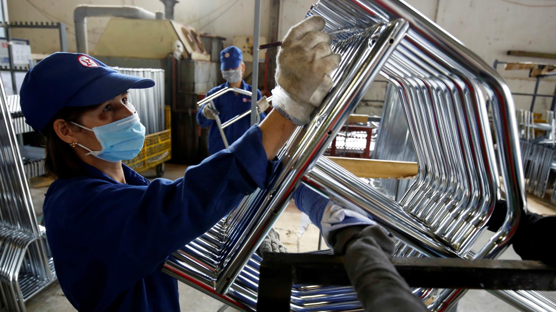 Người lao động quay trở lại l&agrave;m việc đạt tỉ lệ cao l&agrave; do c&aacute;c c&ocirc;ng ty, doanh nghiệp đ&atilde; c&ocirc;ng khai, minh bạch chế độ lương, thưởng để giữ ch&acirc;n người lao động.