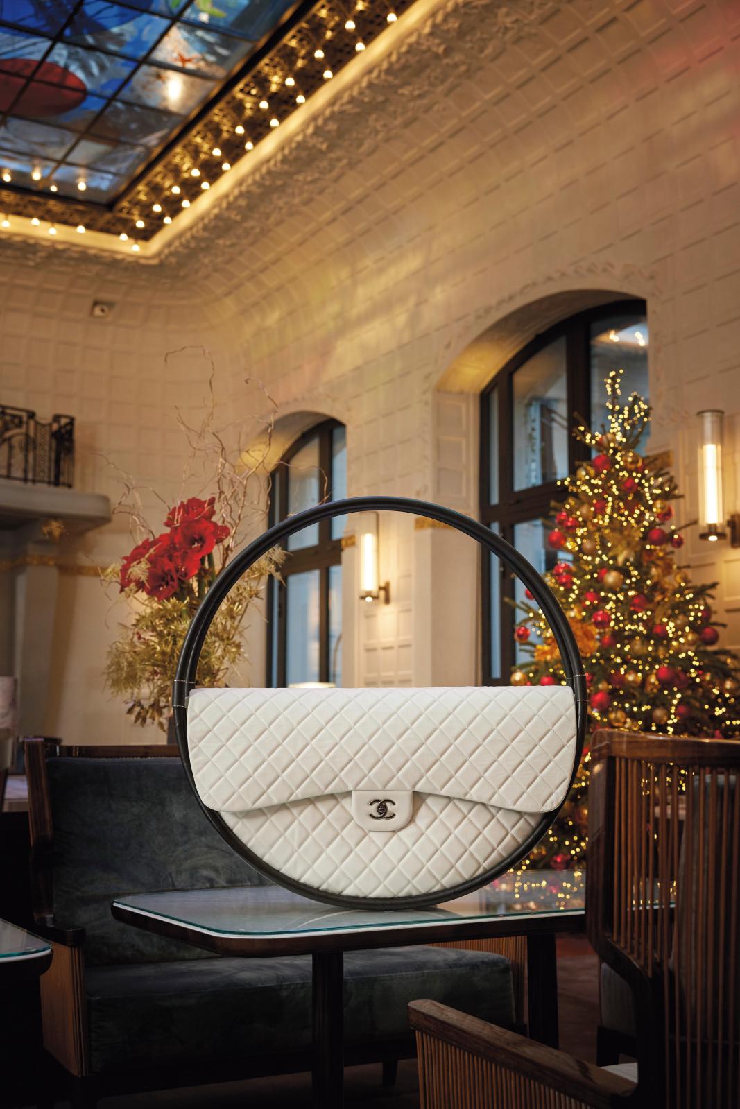 T&uacute;i x&aacute;ch XL Hula Hoop do Karl Lagerfeld thiết kế cho Chanel.