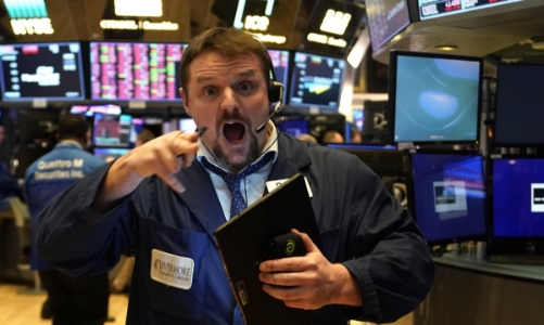 Căng thẳng Nga-Ukraine đẩy chứng khoán Mỹ tụt điểm, giá dầu vọt lên đỉnh mới