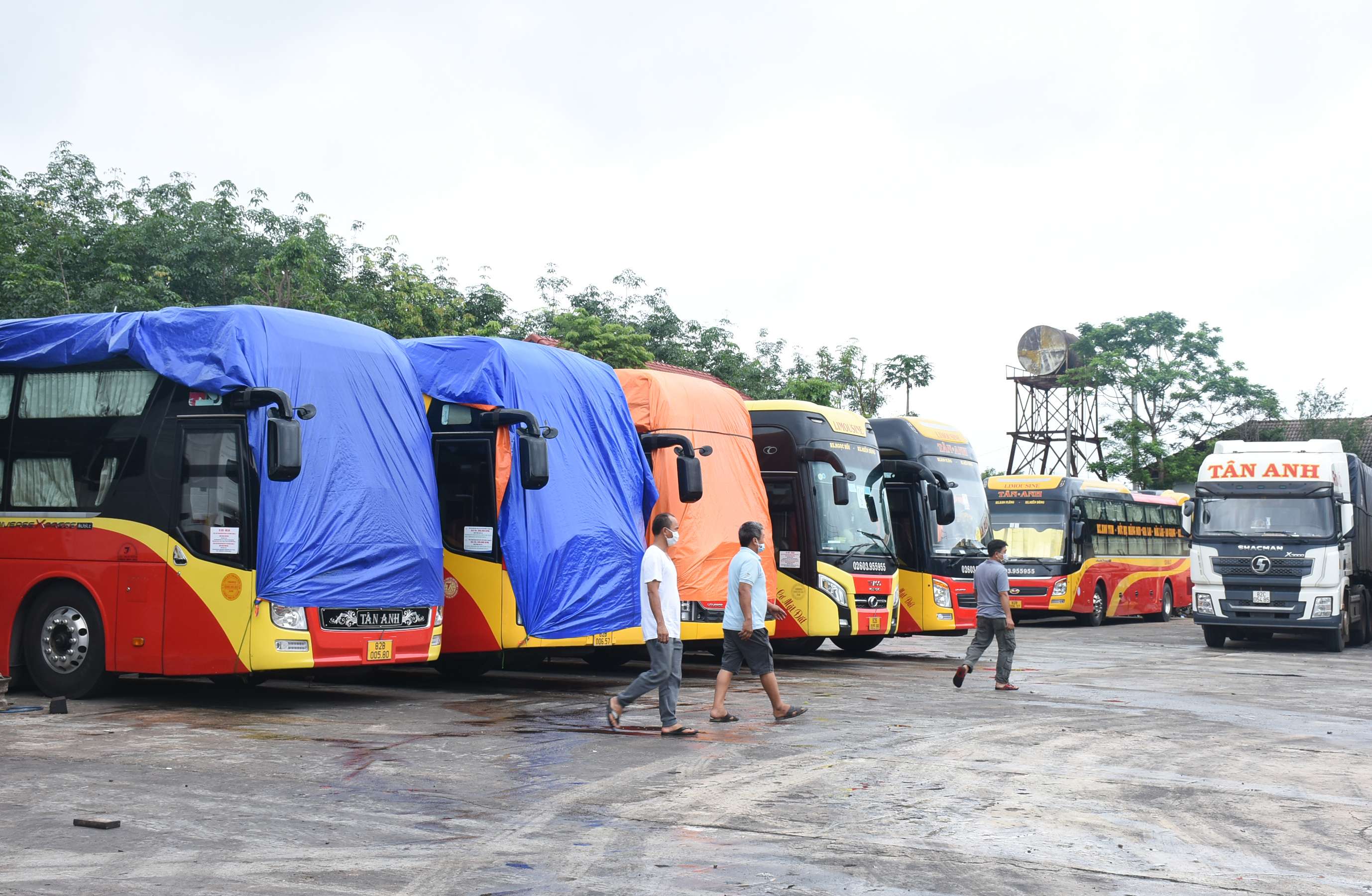 Hàng loạt phương tiện vận tải hành khách đều nằm "đắp chiếu", dừng hoạt động do dịch Covid-19.