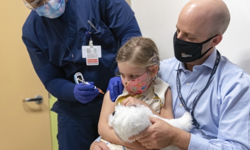 Mỹ hoãn duyệt vaccine của Pfizer cho trẻ dưới 5 tuổi do không có đủ mẫu thử nghiệm