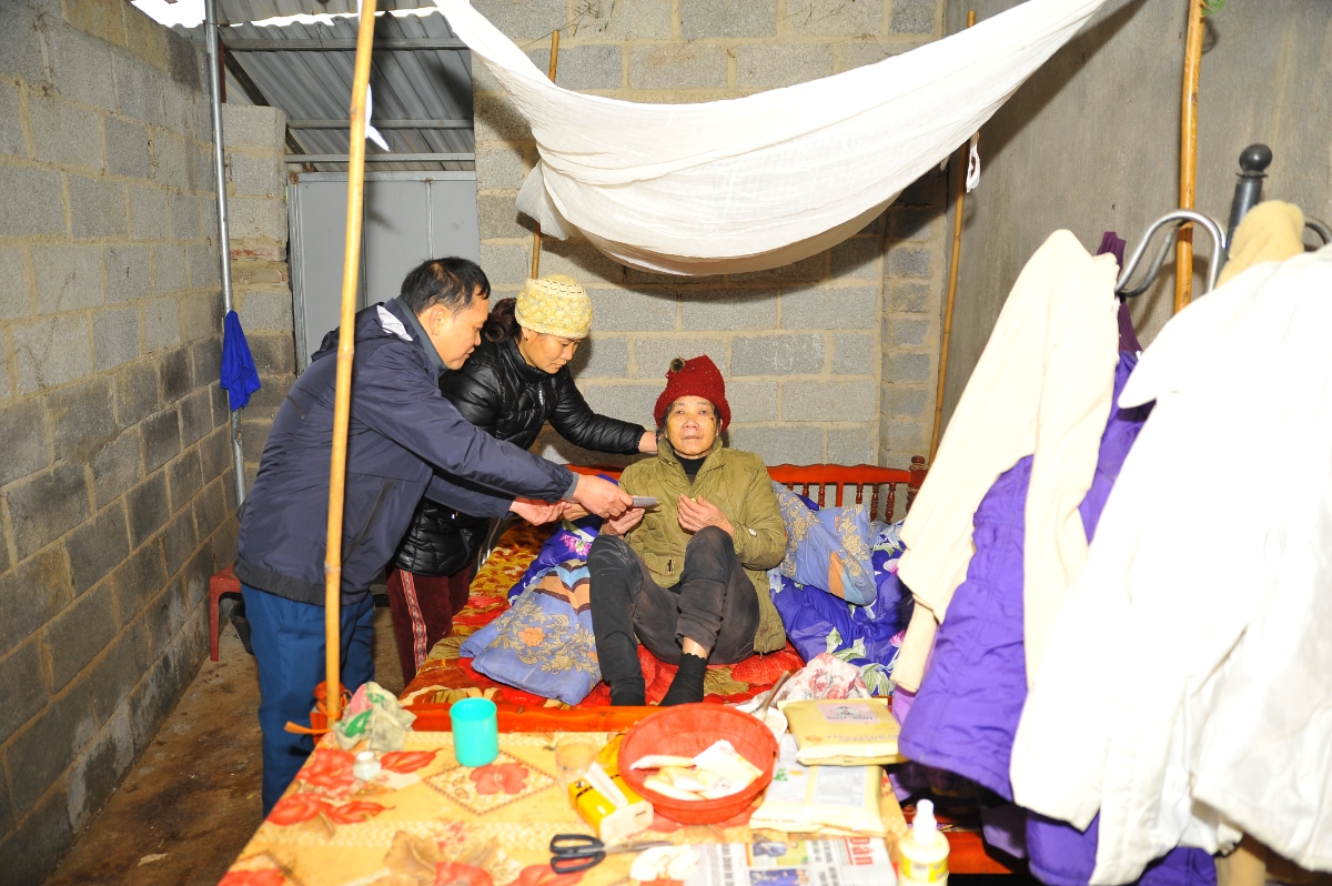 Đo&agrave;n trực tiếp đến thăm hỏi v&agrave; tặng qu&agrave; b&agrave; Chu Mai Phương.