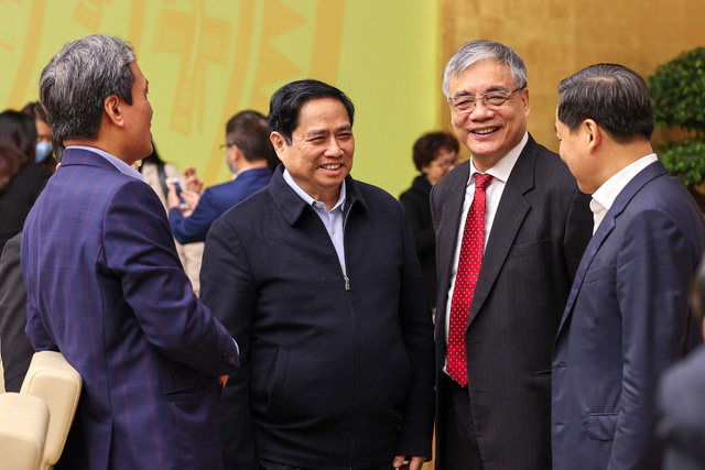 Thủ tướng Phạm Minh Chính trao đổi với Phó Thủ tướng Lê Minh Khái cùng các đại biểu tham dự hội nghị - Ảnh: VGP
