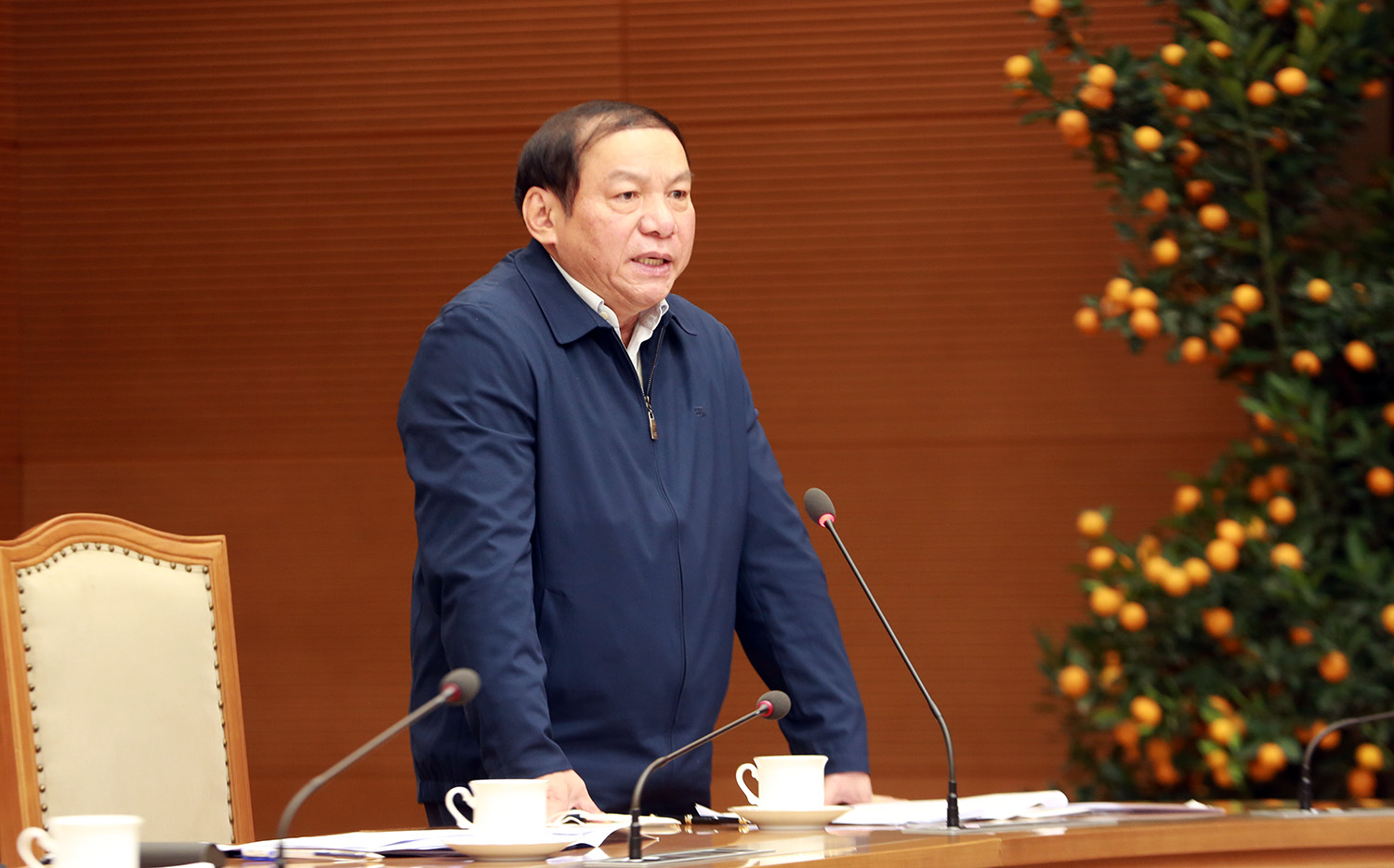 Bộ trưởng Bộ Văn hóa Thể thao và Du lịch Nguyễn Văn Hùng phát biểu tại cuộc họp - Ảnh: VGP
