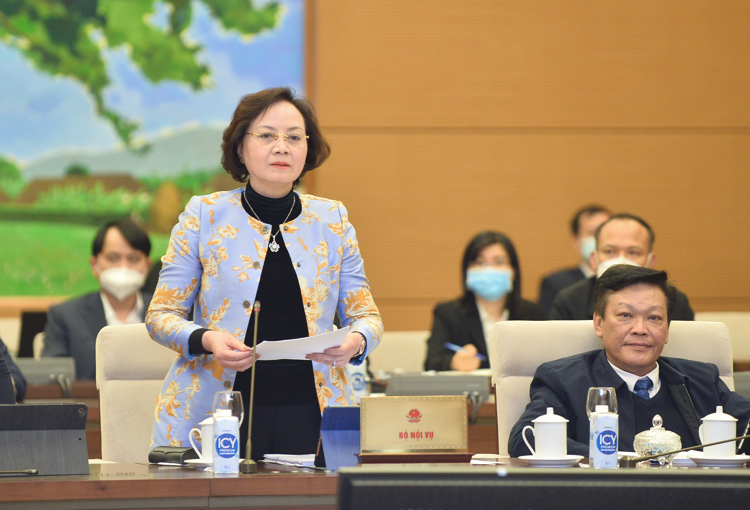Bộ trưởng Nội vụ Phạm Thị Thanh Trà trình bài Tờ trình của Chính phủ - Ảnh: Quochoi.vn